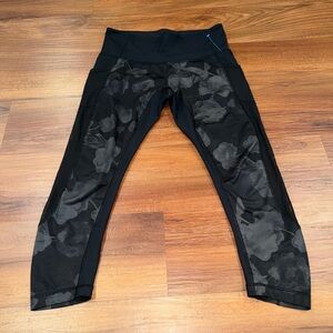 Lululemon Cropped Leggings Black Floral Camo Print Womens Size 10 Activewear